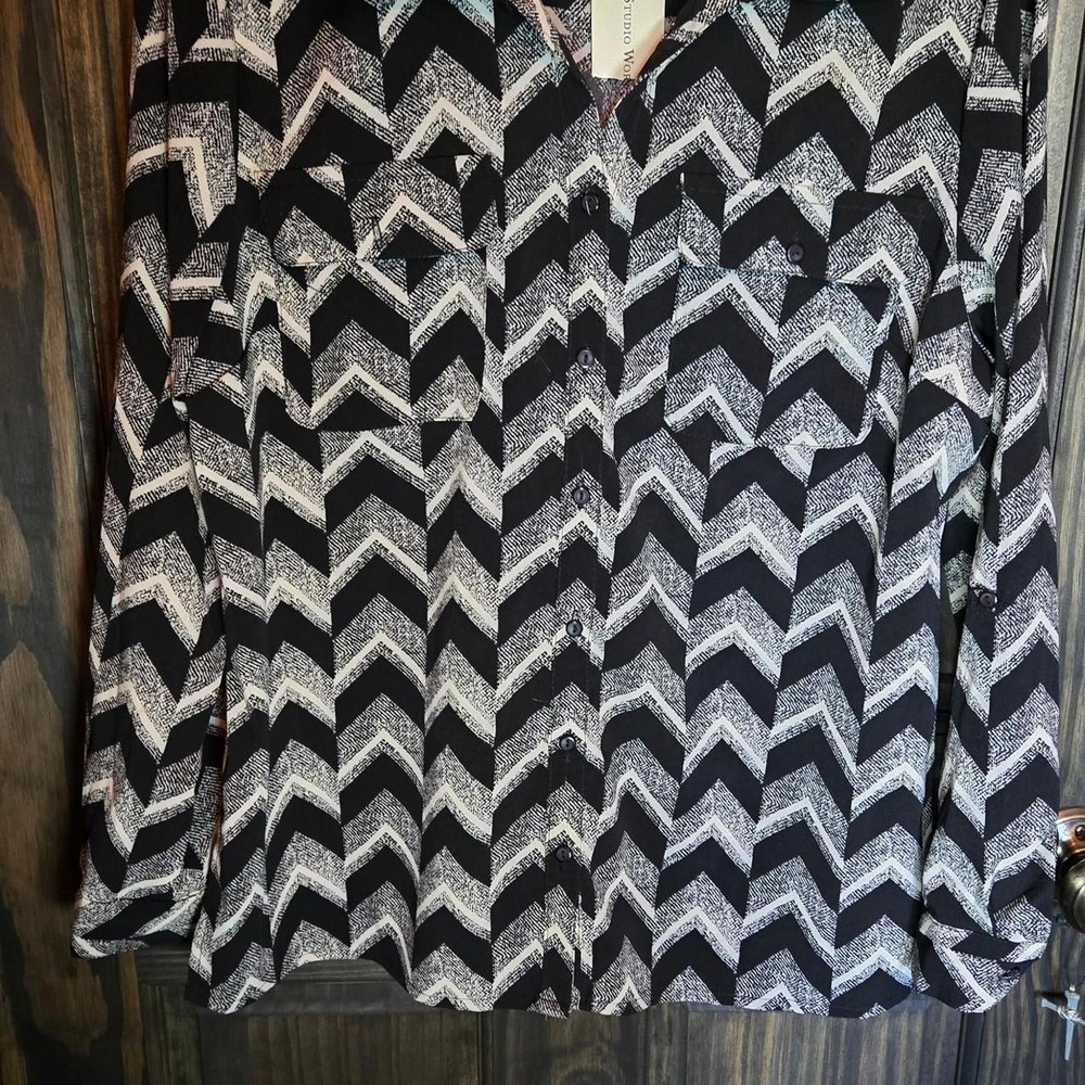 #39- Studio Works black & white chevron pattern button-up blouse